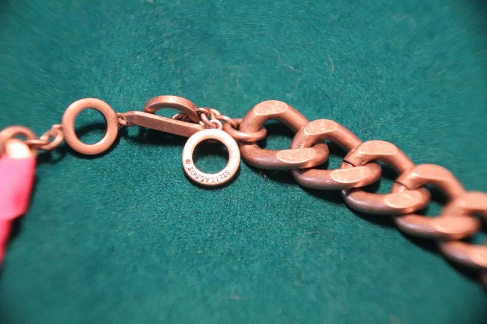 Colar arco Stella & Dot corrente ouro rosa com detalhes em fita rosa e marrom 16" - Imagem 3 de 4