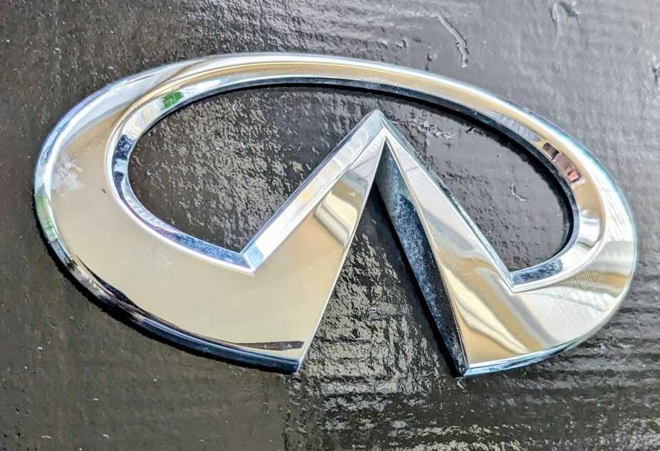 17-22 Infiniti Q60 Tapa Equipaje Trasero Emblema Insignia Cromo "PELAR Y PEGAR ADHESIVO" Foto 3 de 4