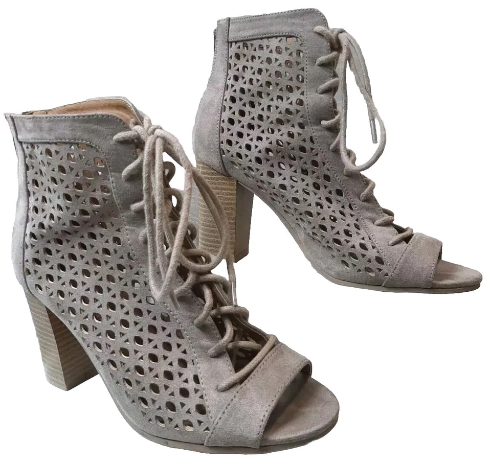 Botín al tobillo Qupid 7,5 imitación gamuza con cordones punta abierta corte láser 3" tacón bloque topo Foto 2 de 4