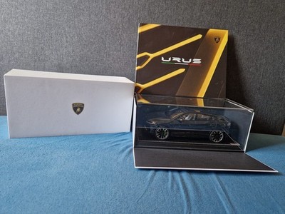 1:18 Lamborghini Urus MR Collection Models Schwarz inklusive Buch