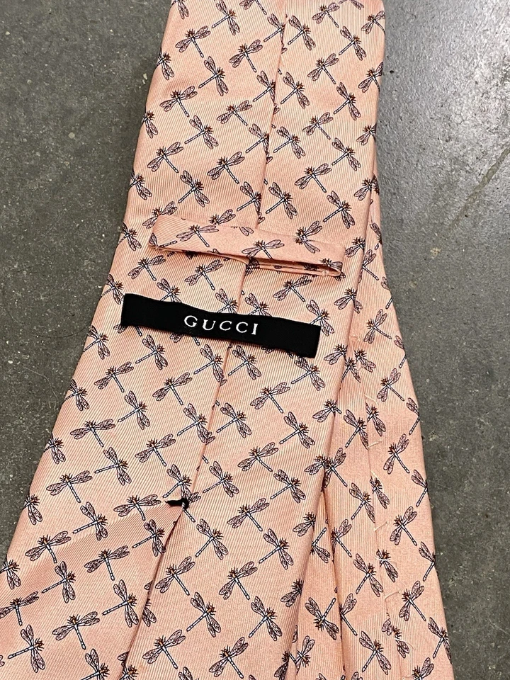 Corbata de seda Gucci para hombre 100 % hecha en Italia rosa club de golf estampado de mariposas Foto 3 de 4