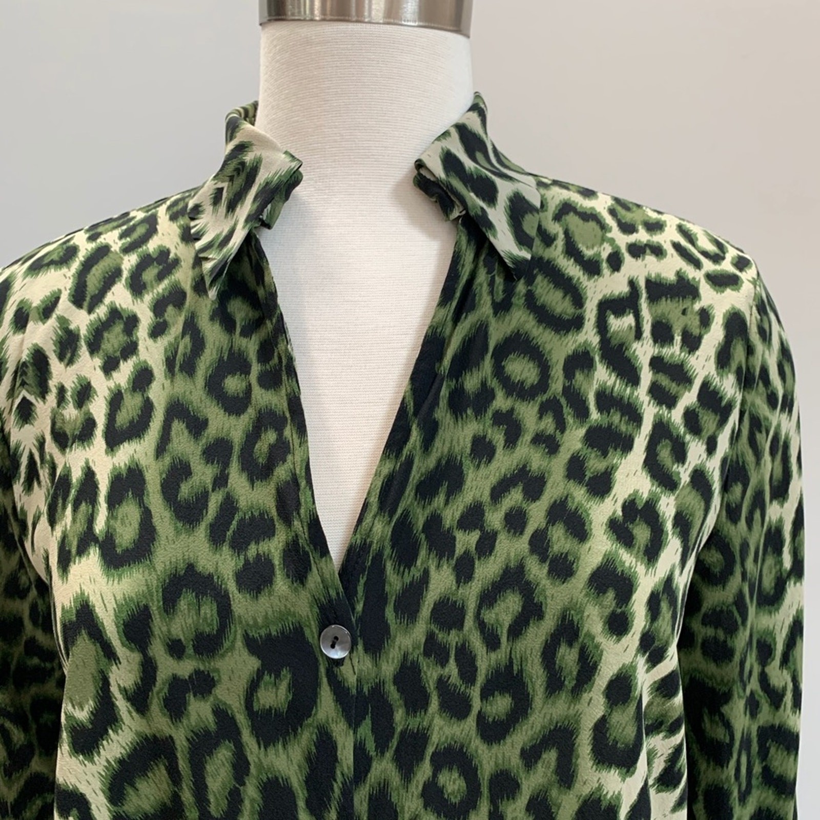 EUC Green Silk Neiman Marcus python leopard Blous… - image 5