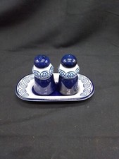 Auerhahn Keramik Salzstreuer & Pfefferstreuer 2er Set mit Schale Echt Kobalt 
