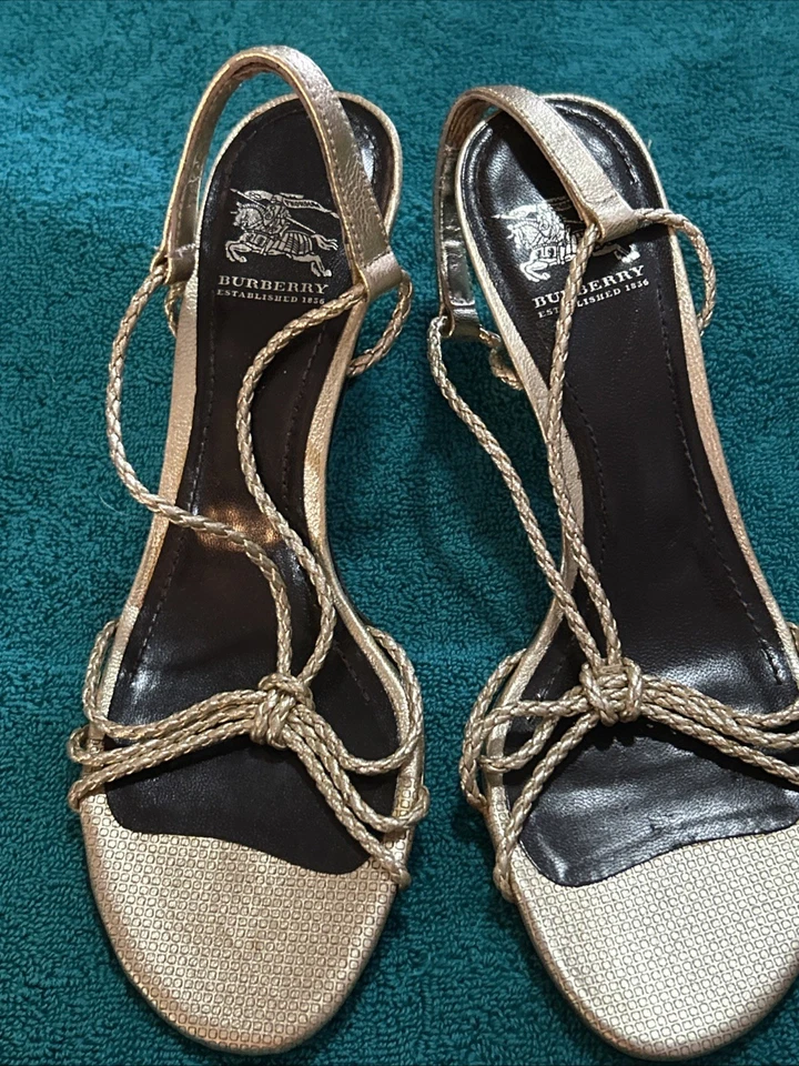 Hermosas sandalias/tacones Burberry dorados con tiras NUEVOS sin caja talla 6 Foto 3 de 4
