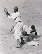 Jackie Robinson Of Dodgers Catching Ball At First Base 1947 OLD BASEBALL PHOTO