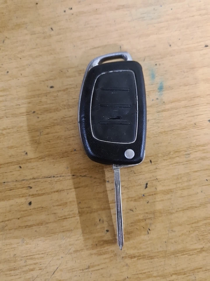 2013 HYUNDAI I40 MK1 FL IGNITION BARREL + DOOR LOCK + KEY - Image 3 of 4