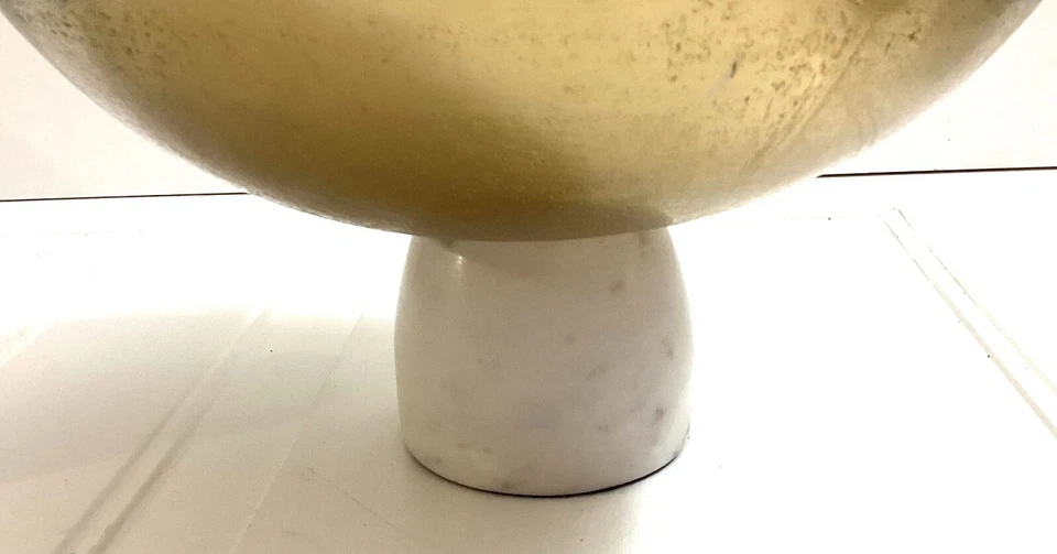 Frutero dorado redondo Anna Ny Coluna en forma de pie de mármol Foto 3 de 4