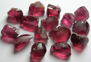 GARNET / RHODOLITE, PINK WITH A RED & PURPLE TONE ROUGH FOR FACETING, TANZANIA