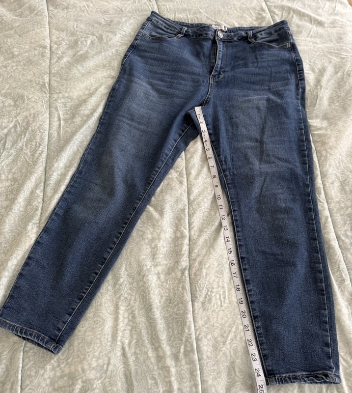Women’s Rue21 Jeans Blue Stretch Pockets Medium Wash size 16 Straight Leg