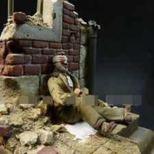 1:35 Resin Wounded Soldier 1 Figure Unpainted Unassembled ky950