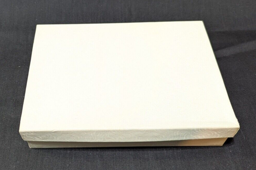 PROOF? Norman Rockwell 4" Zinn Medaillon Box & Ständer - Sweet Song So Young - Bild 5 von 5