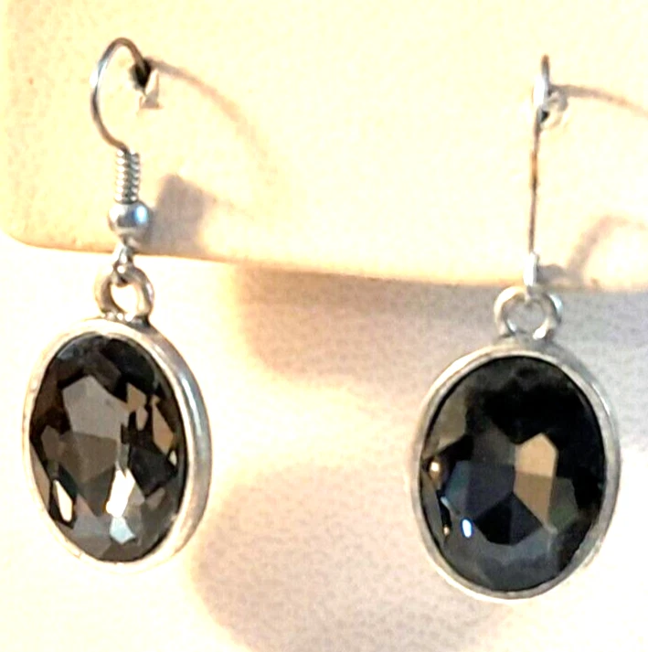 Pendientes colgantes/gota ovalados facetados gris ahumado vintage años 90 tono plata 1,5" Foto 3 de 4