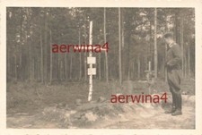 Pilota tedesco sulle tombe degli eroi tedeschi Elmetto in acciaio Konotop Ucr...