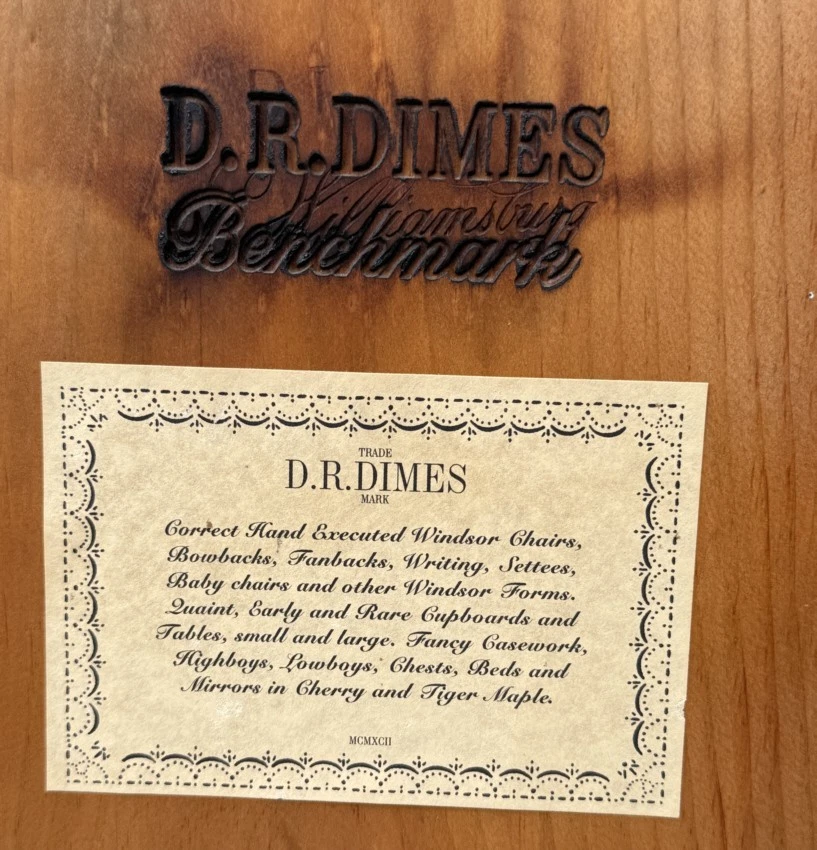 Armario esquinero DR Dimes en arce tigre fuerte para Colonial Williamsburg. Foto 3 de 4