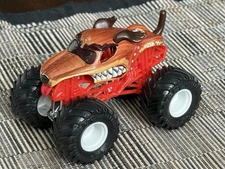 Spin Master Monster Jam Monster Mutt Monster Truck White Rim 1:64