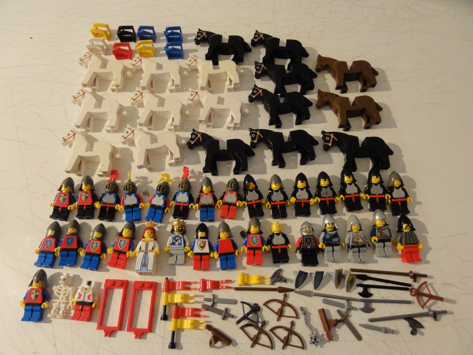 Lego Castle und anderes Konvolut lose 31 Figuren 17 Pferde Zubehör Konvolut 1
