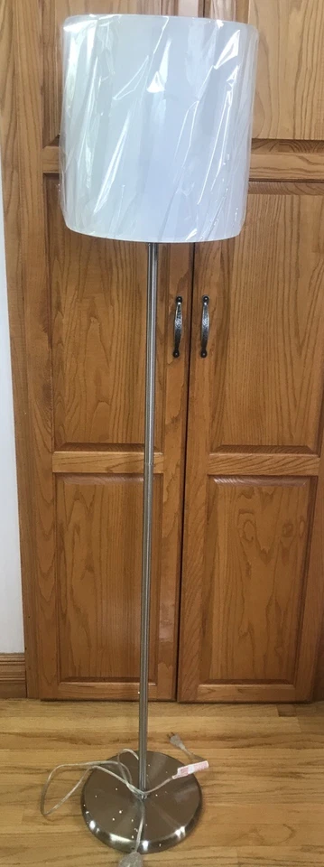 Тонкая линия лампа набор стола 12 5/8» высоты и пола 61 1/2» высоты серебро/белый #L9135 - Изображение 2 из 4