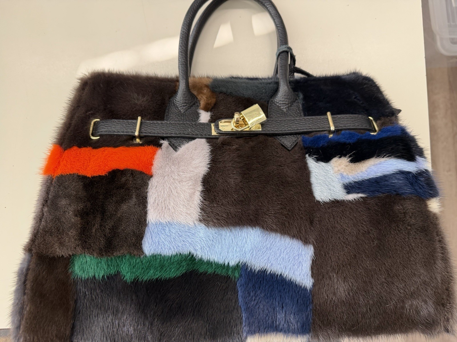 Borsa a mano donna pelliccia multicolore blocchi doppio manico nero girello