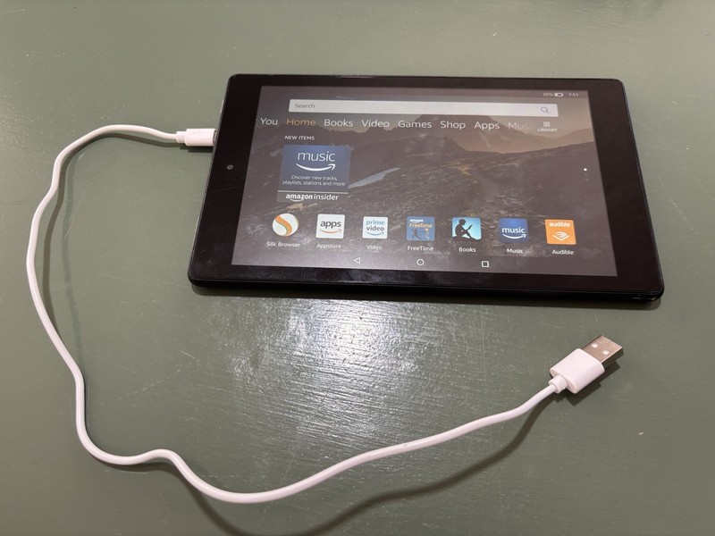 Amazon Fire model L-2338 Black Tablet w/ Charging Cord