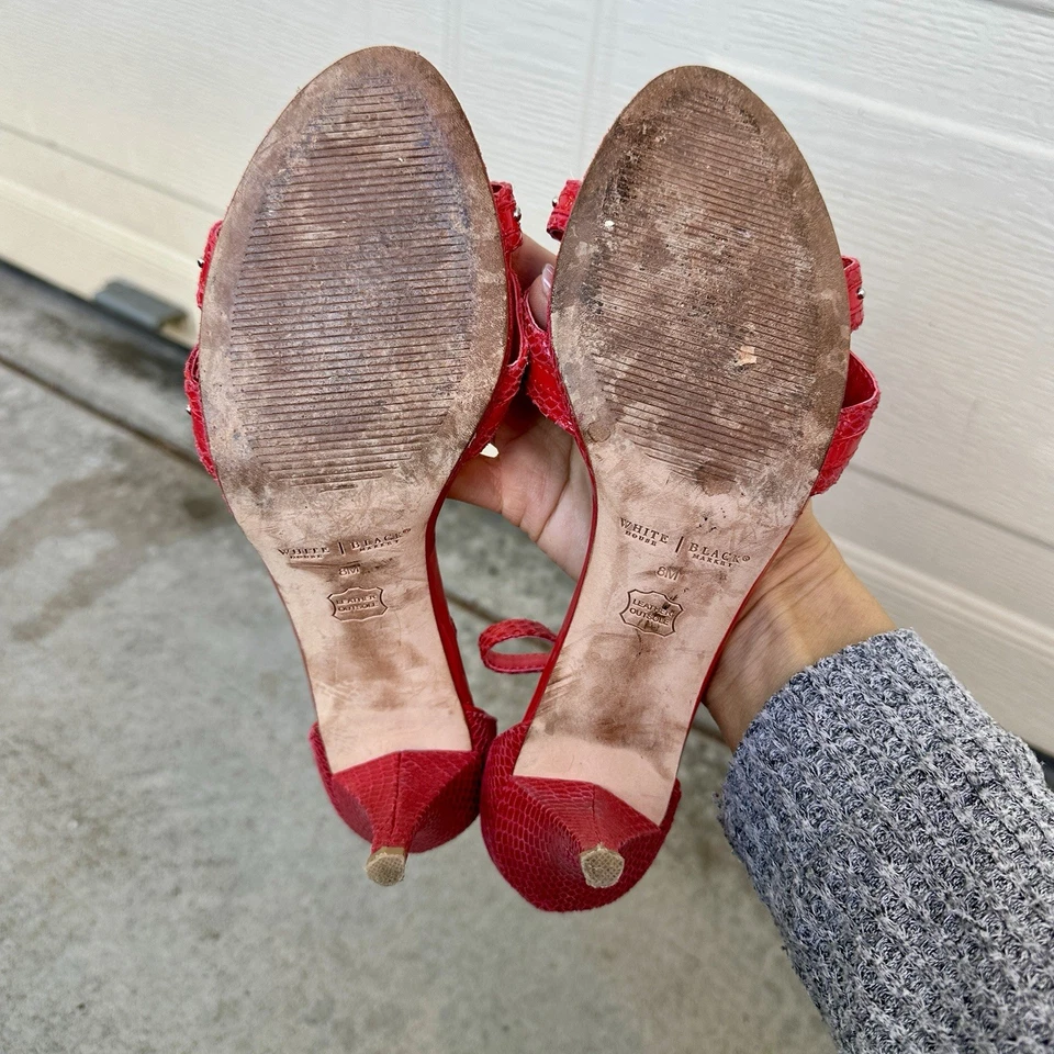 Tacones con tiras de charol rojo y piel de serpiente White House Black Market para mujer 8M Foto 3 de 4