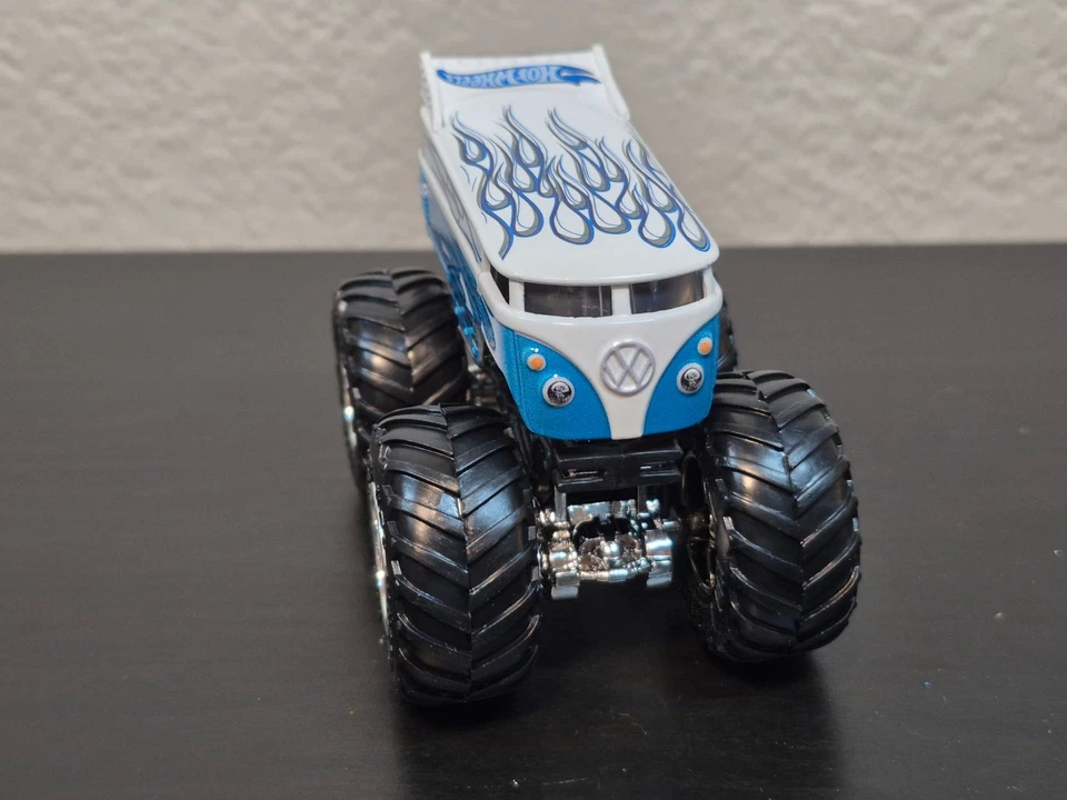 Hot Wheels Monster Trucks VW Drag Bus Blanco con Llamas Azules 1:64 - Como Nuevo Foto 2 de 4