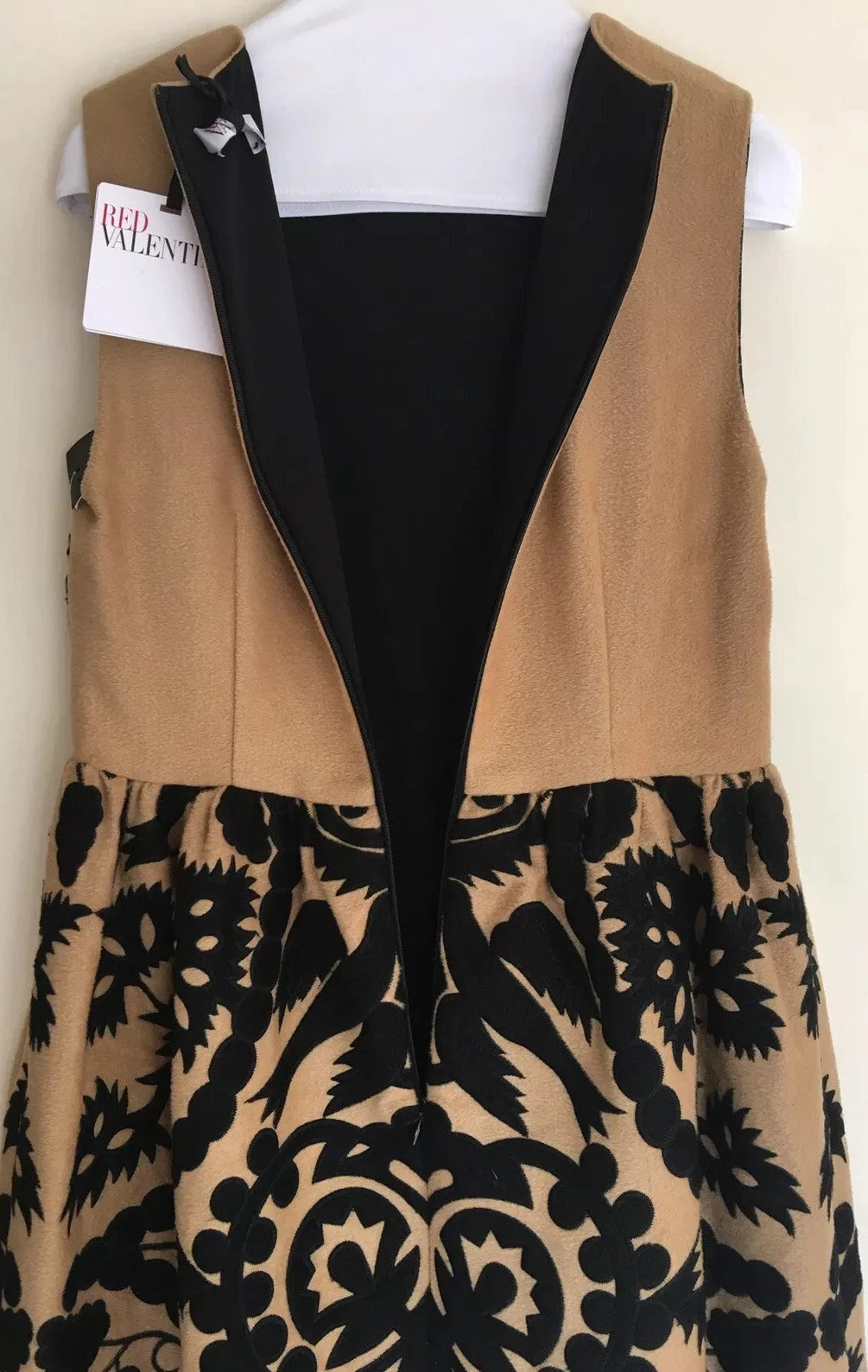 Abito lungo rosso Valentino senza maniche beige nero con zip ricamata EU40 UK8 nuovo con etichette