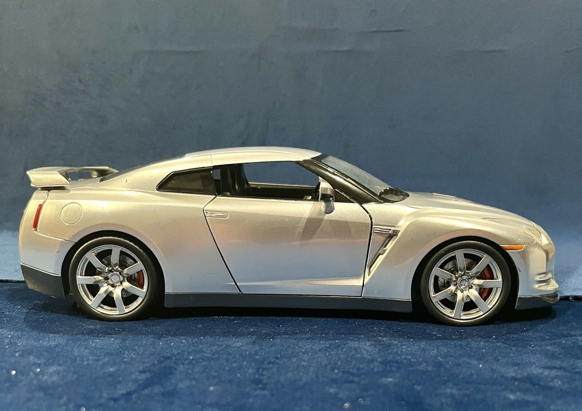 Jada Toys Dub City 2009 Nissan GT-R 1/18 Scale Diecast Vehicle