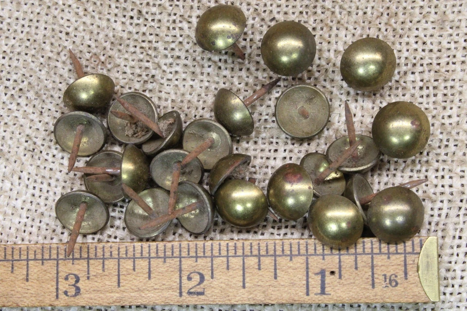 "20 tachuelas antiguas de latón macizo 7/16"" vintage de 1900 para tapicería uñas deslustre sin usar" Foto 3 de 4