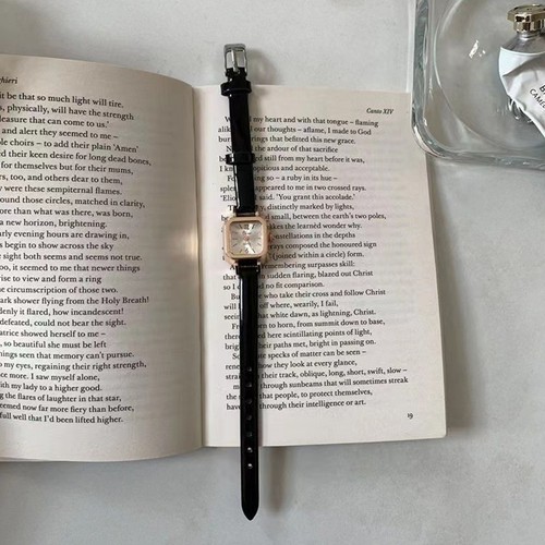 Distinctive Women's Watch in Retro Design for Fashion and Functionality - Picture 9 of 17