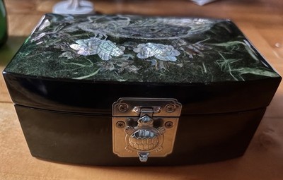 Vintage Black Laquer Jewelry Box Mother Of Pearl Rose Inlay Turtle Closure