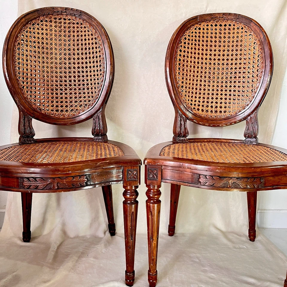 Juego de 2 sillas de comedor francesas Luis XV de caña hechas en Italia Foto 2 de 4