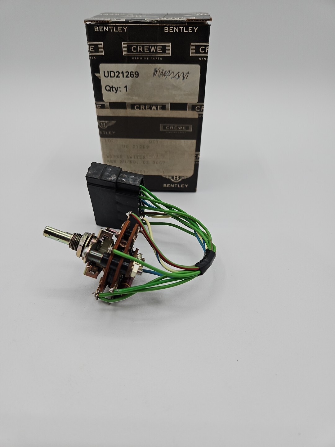 windscreen wiper switch for Silver Shadow II and Bentley T2 models (UD 21269)