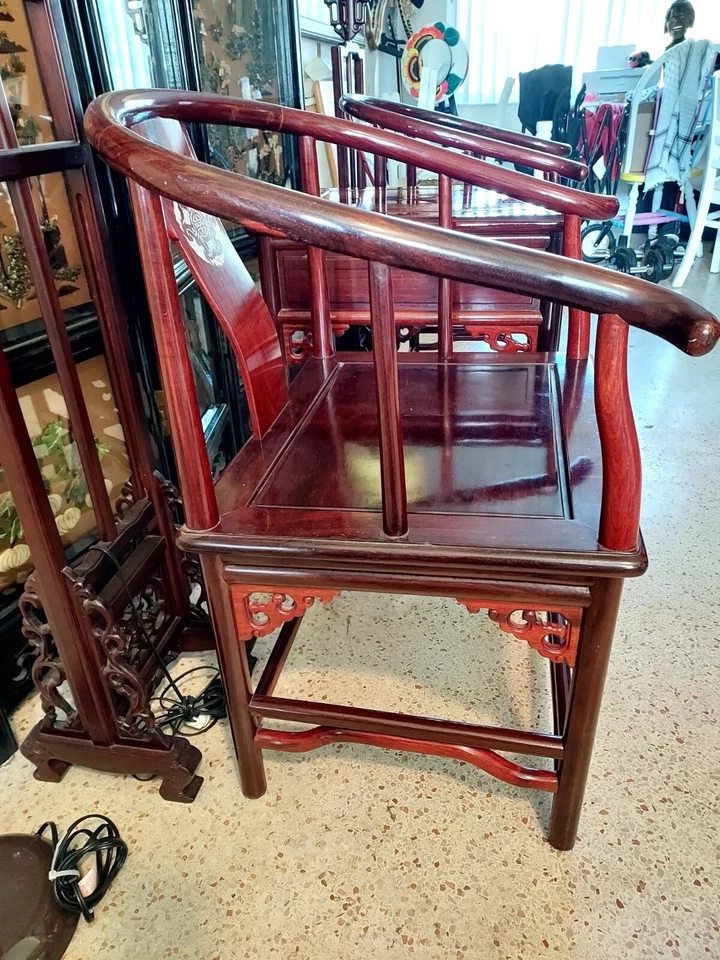 Par chino de sillones de herradura con incrustaciones de palo de rosa y madreperla Foto 3 de 4