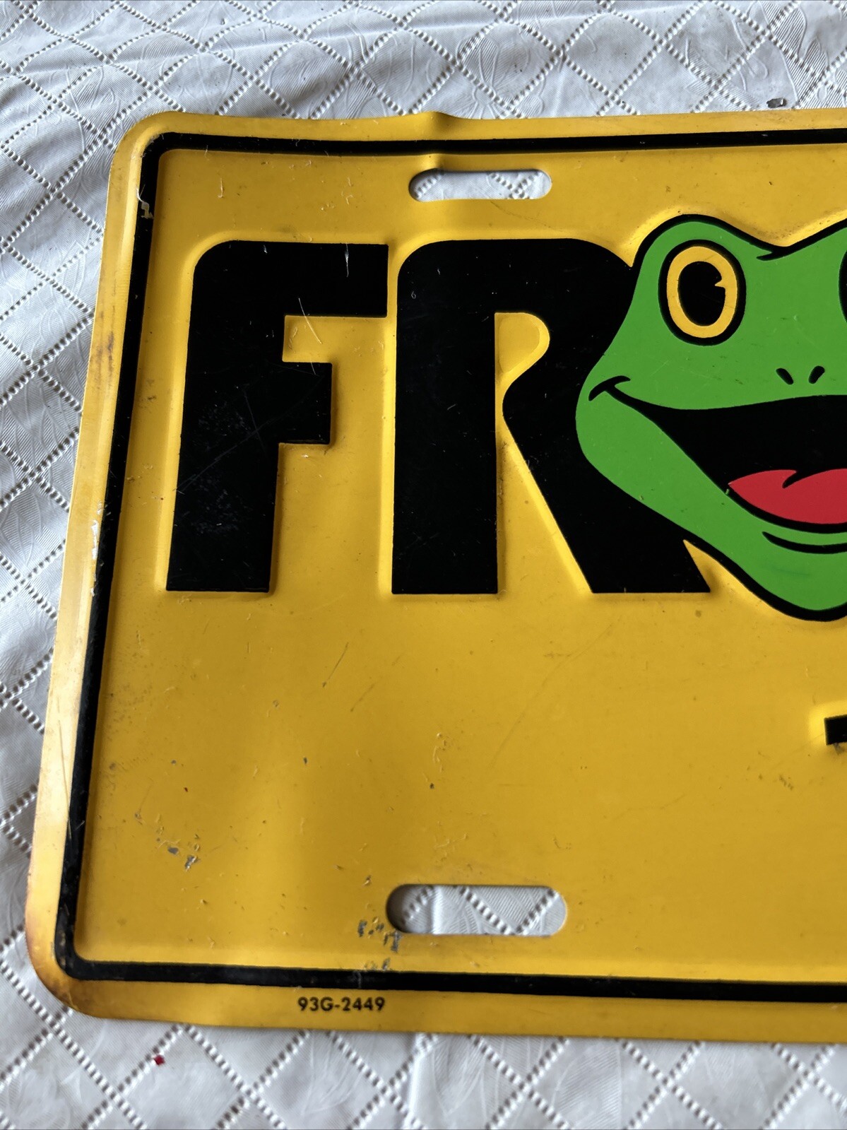 Vintage Froggy 101 FM Radio Metal License Plate Frog