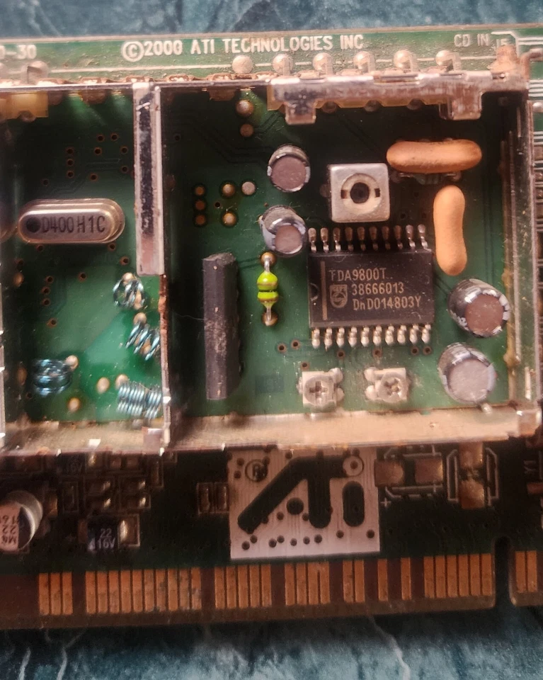 Tarjeta sintonizadora de TV ATI Technologies PCI con salida de TV y soporte para gafas 3D Foto 3 de 3