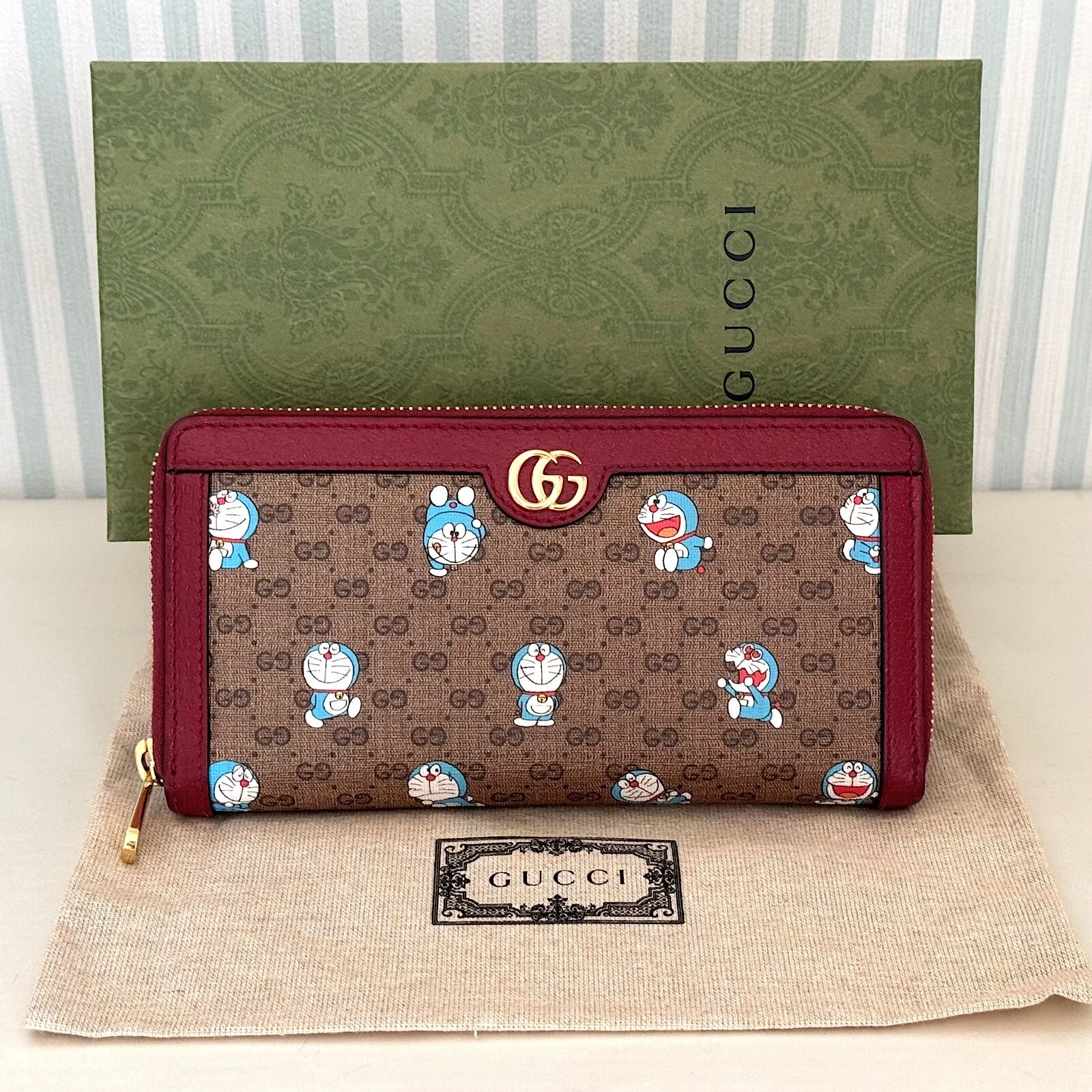 Portefeuille zippé rond GUCCI 647787 Doraemon collaboration GG Supreme presque comme neuf