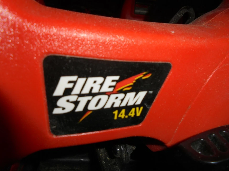 Sierras circulares Black & Decker Firestorm con linterna en estuche Foto 3 de 4