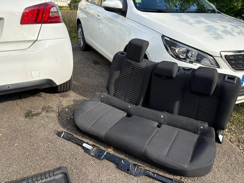 Sitze für Peugeot 2008 II, Baujahr 2020 (hintere Reihe) - Bild 2 von 3