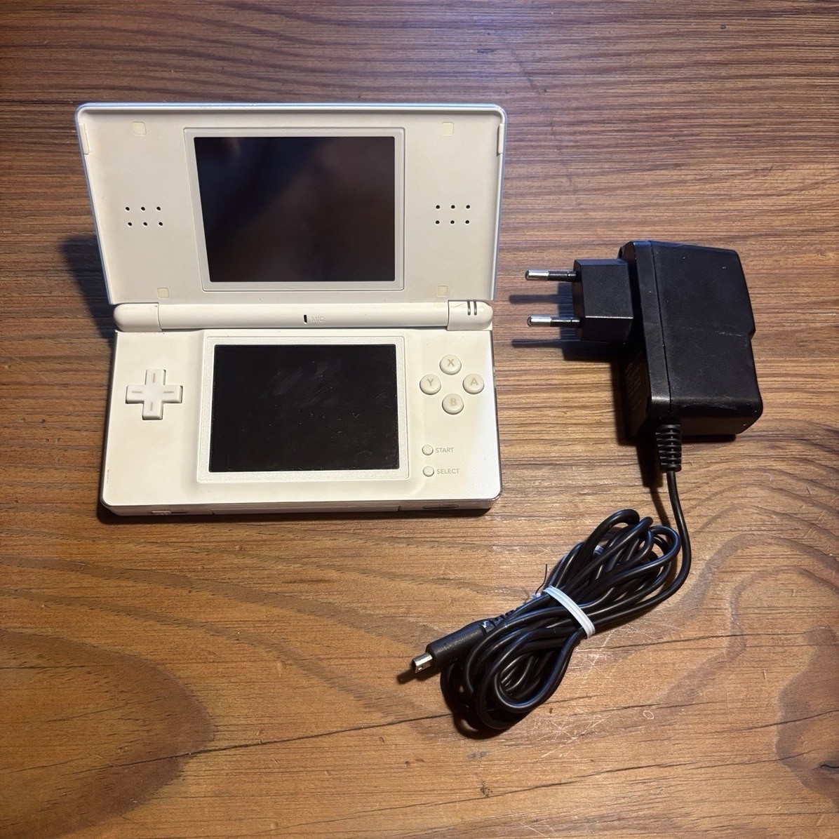 Nintendo Nintendo DS Lite Console Portatile Bianca con Alimentatore (USG-001)