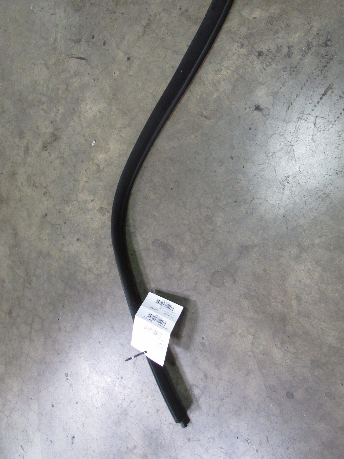 Maserati Quattroporte, LH Left Front Rubber Door Gasket, Used, P/N 67475500