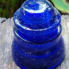 Antiguo aislante de vidrio vintage manchado azul cobalto con estrellas vidrio decorativo