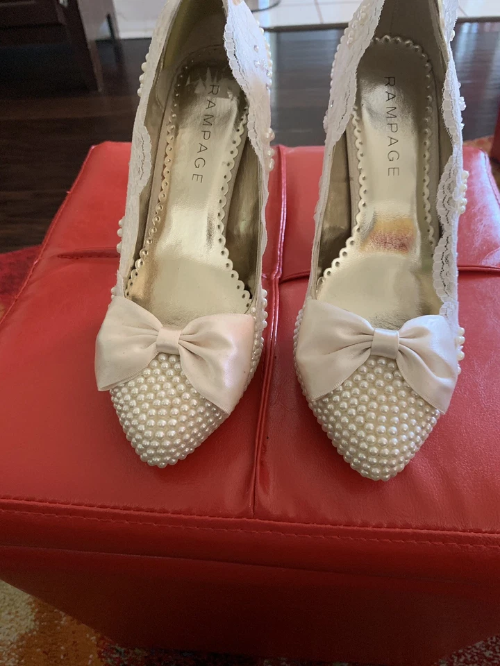 Pearl And Lace Wedding Shoe -Size 8.5 - Image 2 of 4