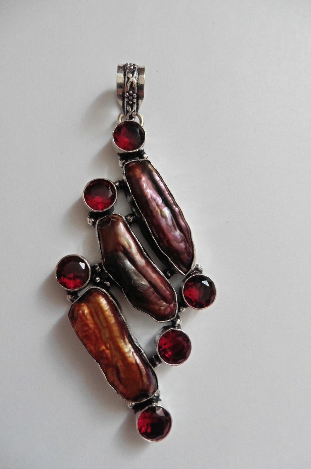 Pendentif en argent massif serti de perles biwa cuivrées et grenats précieux