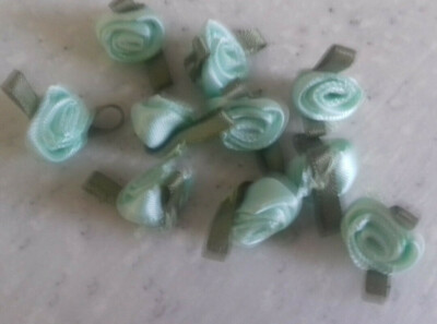  10 kleine Satinbänder türkis Rosenknospen 20 mm breit