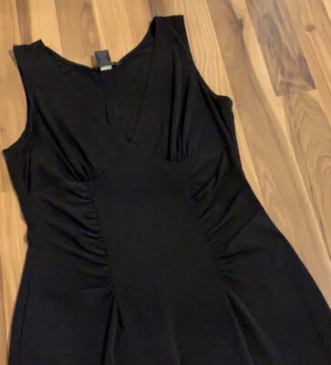 Modi International sleeveless V neck black dress knee length size medium