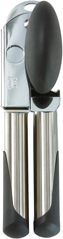 Abridor de latas manual de mango suave de acero OXO - acero inoxidable - con abrebotellas Foto 2 de 4