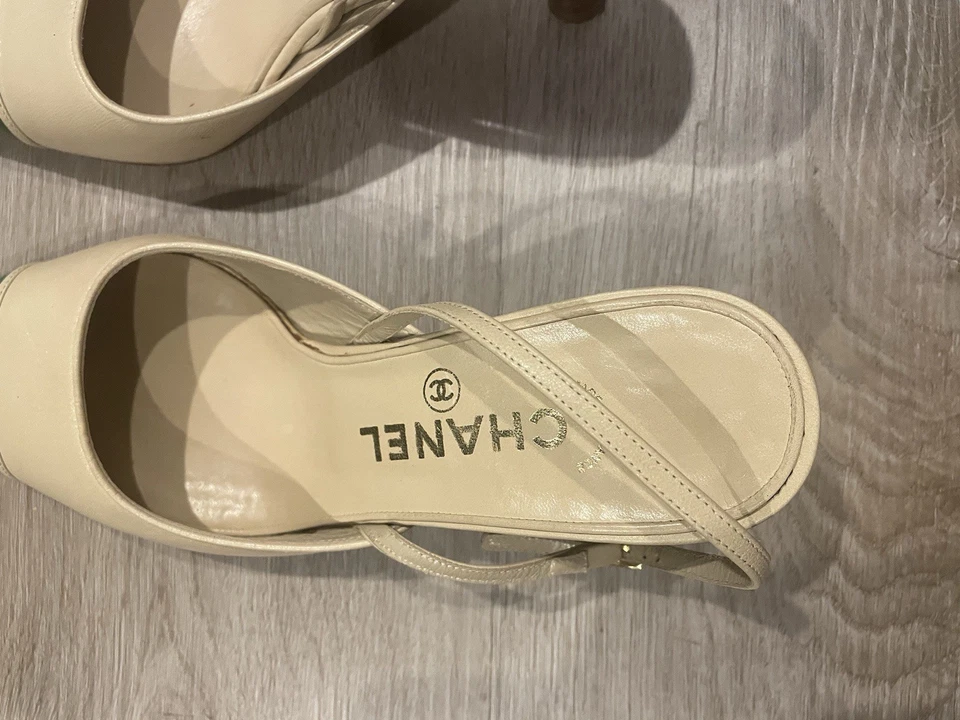 Zapatos de salón Chanel vintage verde con puntera y tacón de gatito punta puntiaguda (talla 38,5) Foto 2 de 4