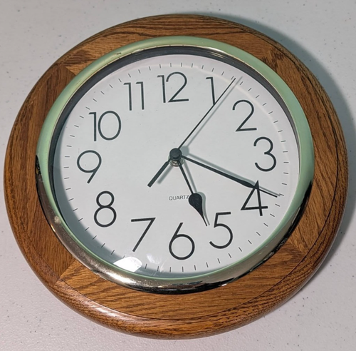 Eiche mit Goldrand Quarz runde Wanduhr 11" geprüft funktioniert Vintage - Bild 1 von 14