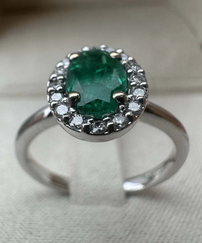 Anillo De Oro Blanco 18kt. Con Diamantes Naturales Y Esmeralda Natural Colombia - Imagen 2 de 3