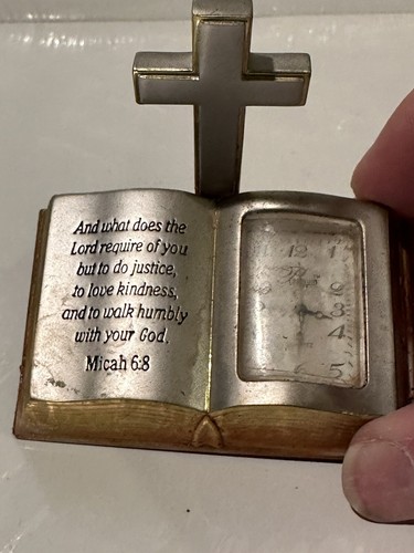 Kreuz Bibel Uhr Figur